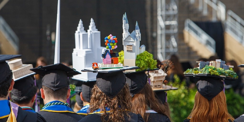 Mũ tốt nghiệp gắn mô hình thu nhỏ của sinh viên Kiến trúc Notre Dame